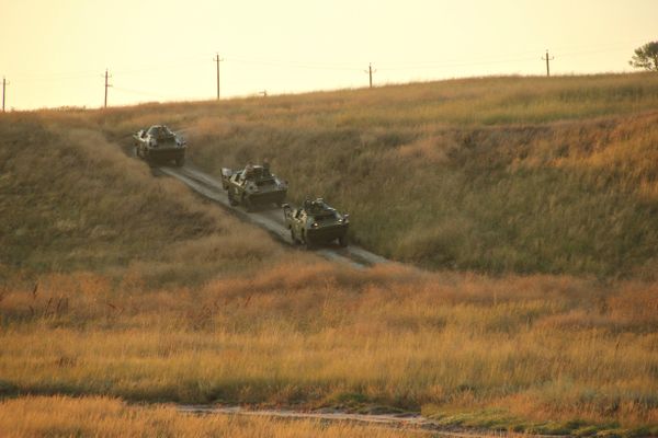 БРДМ-2 форсируют пролив во время акции Дорога мужества