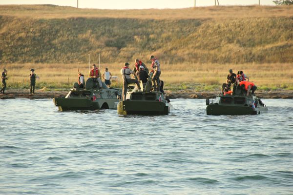 БРДМ-2 форсируют пролив во время акции Дорога мужества