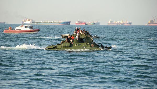 БРДМ-2 форсируют пролив во время акции Дорога мужества