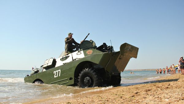 БРДМ-2 форсируют пролив во время акции Дорога мужества