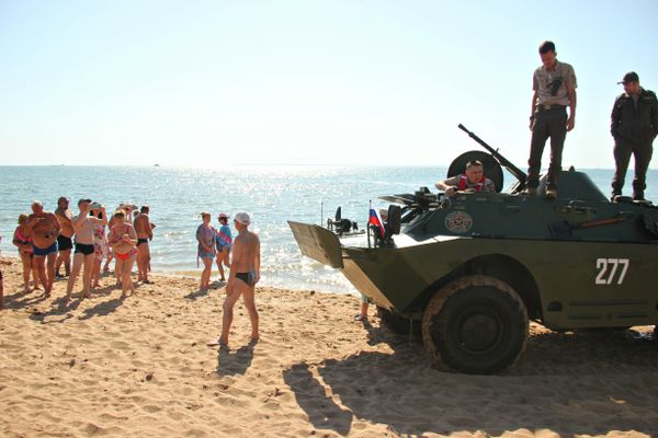БРДМ-2 форсируют пролив во время акции Дорога мужества