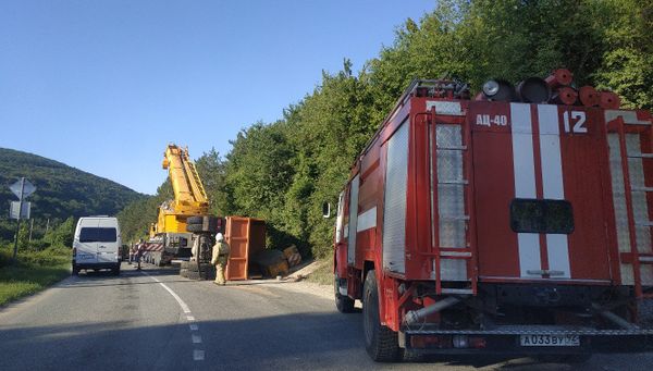 В Севастополе перевернулся КамАЗ со стройматериалами