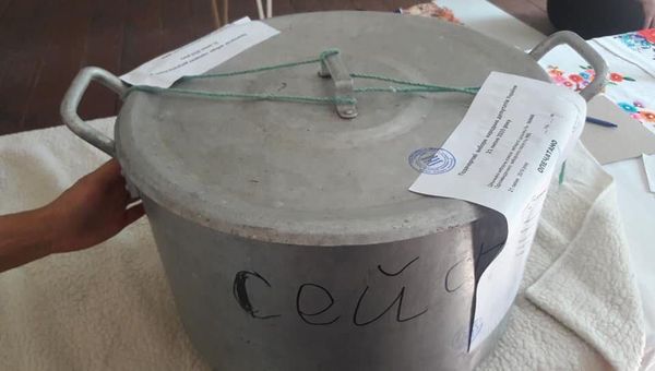В одном из сел Кировоградской области на участке члены комиссии использовали кастрюлю в качестве сейфа для хранения бюллетеней