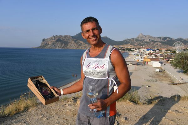 Победитель традиционной винной эстафеты в рамках фестиваля In Vino Veritas в Коктебеле 