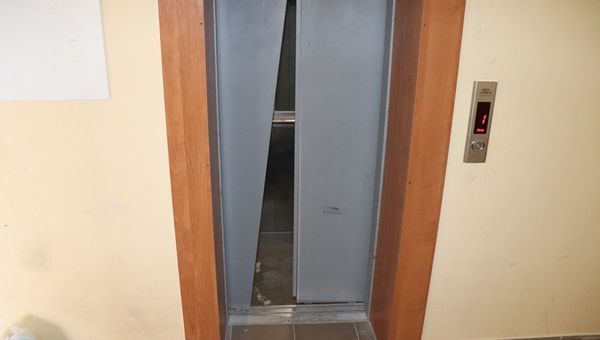 В Севастополе сорвался лифт с пассажирами