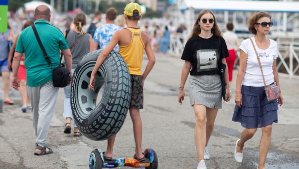 Отдыхающие на набережной в Ялте