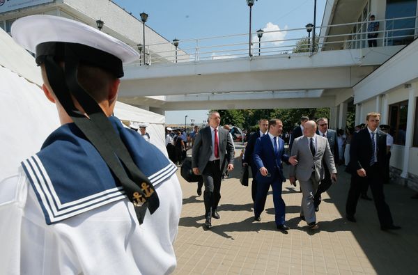 28 июля 2019. Председатель правительства РФ Дмитрий Медведев после посещения парада кораблей в Севастополе в честь Дня Военно-морского флота России. Второй справа - временно исполняющий обязанности губернатора Севастополя Михаил Развожаев