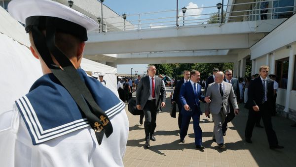 28 июля 2019. Председатель правительства РФ Дмитрий Медведев после посещения парада кораблей в Севастополе в честь Дня Военно-морского флота России. Второй справа - временно исполняющий обязанности губернатора Севастополя Михаил Развожаев