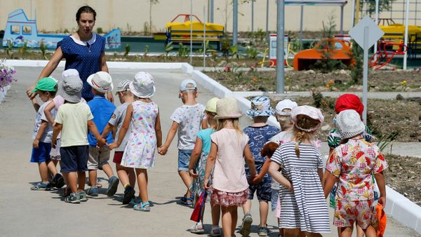 Рабочая поездка премьер-министра РФ Д. Медведева в Севастополь. Дети с воспитателем в детском саду Образовательного центра Античный в Севастополе, который посетил председатель правительства РФ Дмитрий Медведев