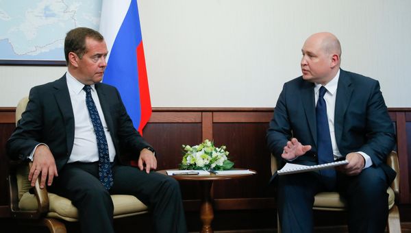 Председатель правительства РФ Дмитрий Медведев и врио губернатора Севастополя Михаил Развожаев
