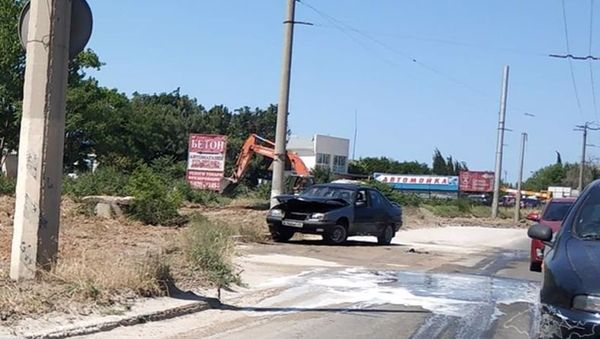 Автомобиль, загоревшийся на улице в Севастополе