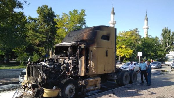 В Евпатории на улице Демышева, вблизи мечети Джума-Джами, сгорел припаркованный вдоль дороги автотрейлер
