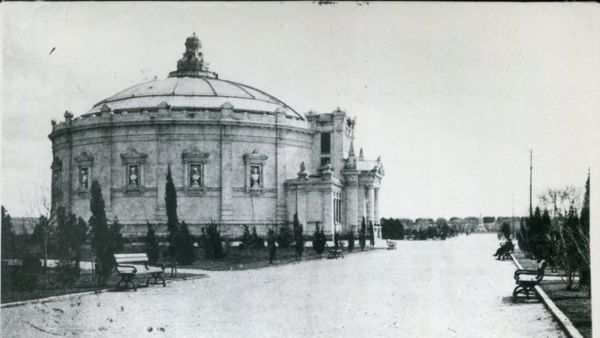 Исторический бульвар и здание Панорама Севастопольской обороны