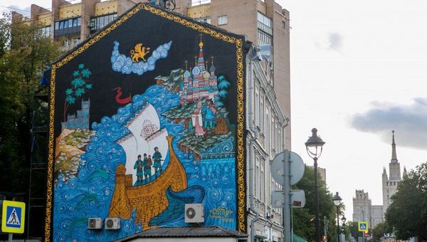Картина Возвращение Крыма на одной из улиц Москвы