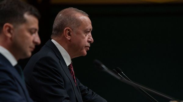 Президенты Турции Реджеп Тайип Эрдоган и Украины Владимир Зеленский на совместной пресс-конференции