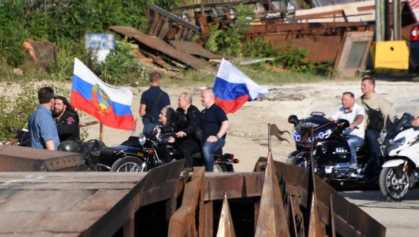 Владимир Путин и Сергей Аксенов на байк-шоу