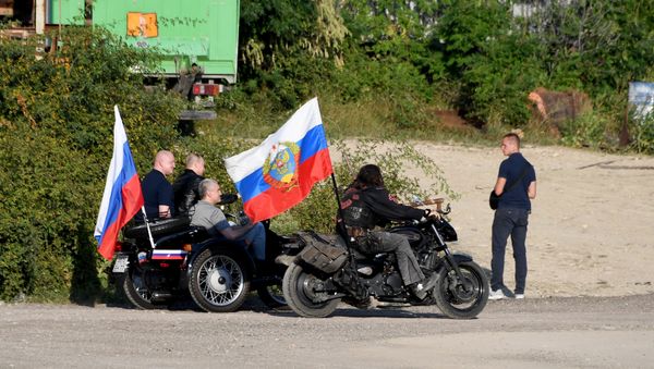 Владимир Путин, Сергей Аксенов и Михаил Развожаев на байк-шоу в Севастополе Владимир Путин, Сергей Аксенов и Михаил Развожаев на байк-шоу в Севастополе