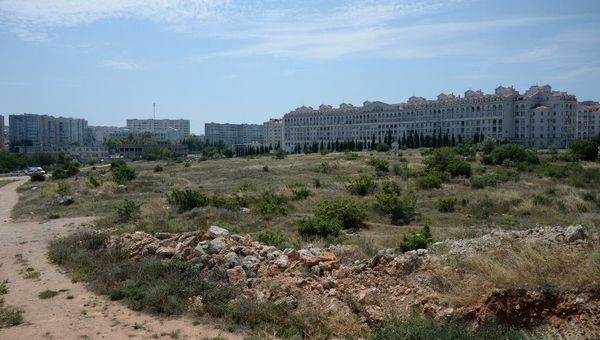 Строительные отвалы на территории древнего памятника