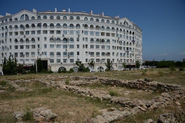 Древняя усадьба примыкает к античной дороге