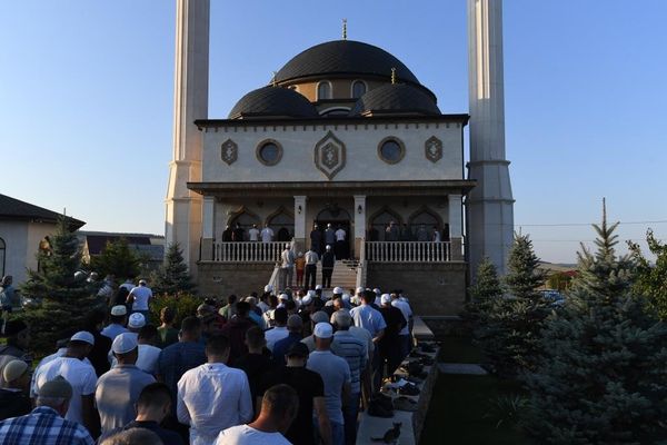 Главный намаз в мечети Кадыр Джами в Симферополе