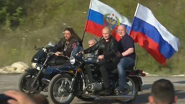 Путин на мотоцикле Урал приехал на байк-шоу в Севастополь