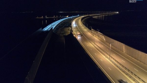 На Крымском мосту протестировали систему освещения железной дороги