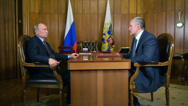 12 августа 2019. Президент РФ Владимир Путин и глава Республики Крым Сергей Аксёнов (справа) во время встречи