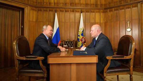 Владимир Путин и Михаил Развожаев на встрече в Севастополе
