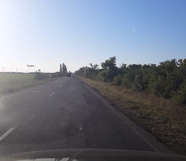 В Херсонской области сняли на видео самолет, летевший вдоль границы с Крымом