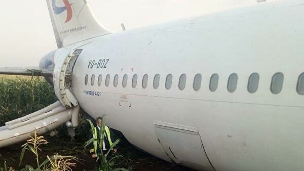 Самолет А321 после вынужденной посадки Самолет А321 после вынужденной посадки