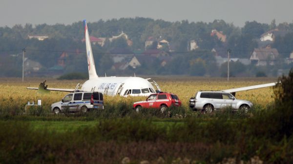 Самолет А-321 с пассажирами на борту совершил жесткую посадку в Подмосковье Самолет А-321 с пассажирами на борту совершил жесткую посадку в Подмосковье