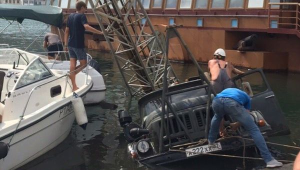 Грузовик упал в море на набережной Балаклавы