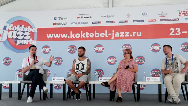 Участники коллектива GURU GROOVE FOUNDATION (Россия) Геннадий Лагутин, Егор и Татьяна Шаманины (справа налево) на пресс-конференции, посвященной открытию Международного джазового фестиваля Koktebel Jazz Party – 2019 в Крыму.
