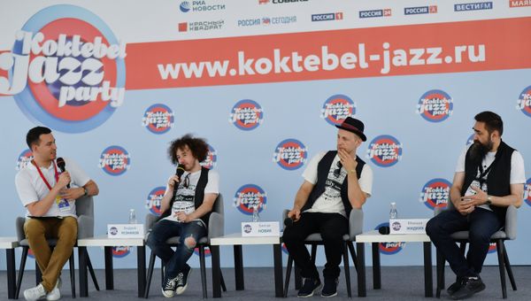 Музыканты группы Billy’s Band Андрей Резников, Билли Новик и Михаил Жидких на пресс-конференции в рамках фестиваля Koktebel Jazz Party в Крыму. Музыканты группы Billy’s Band Андрей Резников, Билли Новик и Михаил Жидких на пресс-конференции в рамках фестиваля Koktebel Jazz Party в Крыму.
