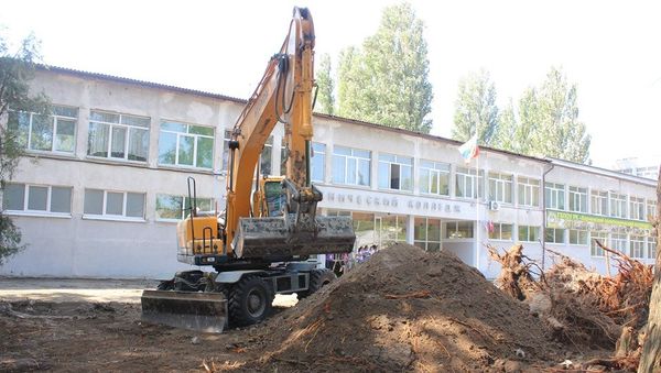 Работы по установке памятника трагедии в Керченском политехе