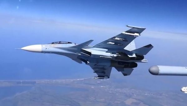 Тренировочный полет истребителей Су-30СМ над Крымским полуостровом