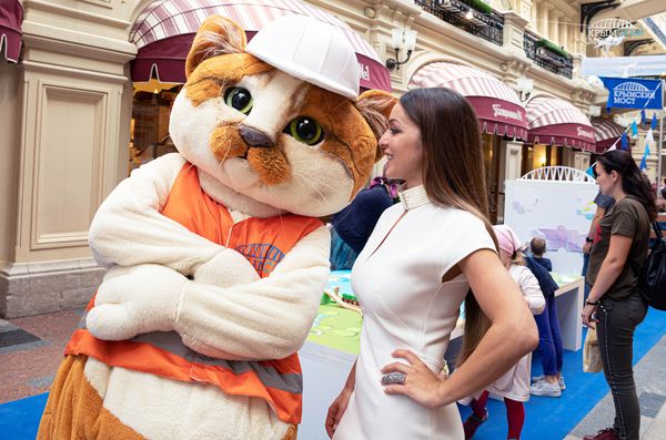 Руководитель Федерального агентства по туризму Зарина Догузова во время осмотра интерактивной выставки в ГУМе, посвященной Крымскому мосту Руководитель Федерального агентства по туризму Зарина Догузова во время осмотра интерактивной выставки в ГУМе, посвященной Крымскому мосту