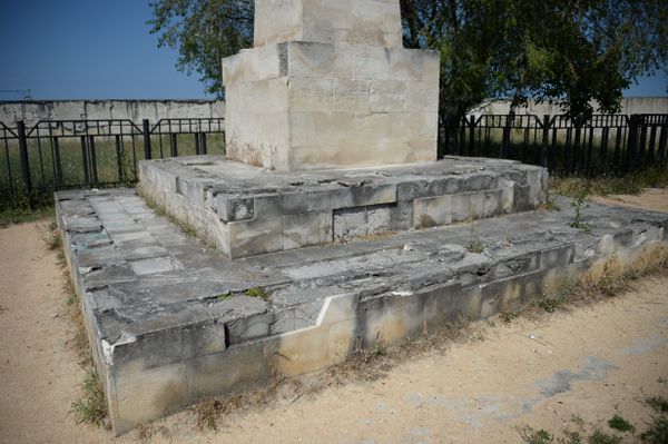 Обелиск осыпается и прорастает травой
