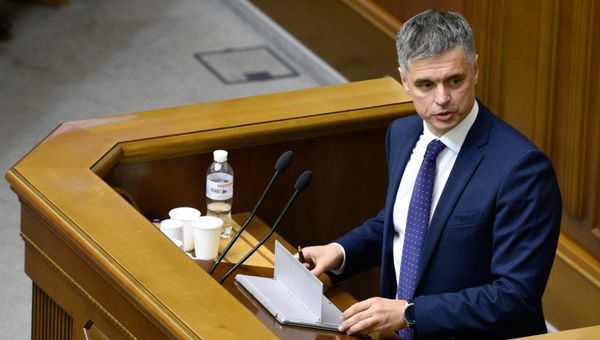 Министр иностранных дел Украины Вадим Пристайко выступает на первом заседании девятого созыва Верховной рады Украины в Киеве.