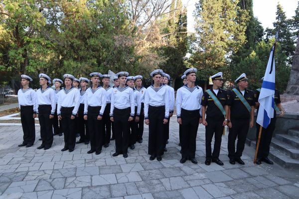 В Севастополе почтили память моряков Отважного