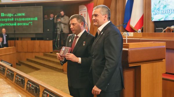 Сергей Аксенов вручил Александру Захарченко орден Республики Крым За верность долгу Сергей Аксенов вручил Александру Захарченко орден Республики Крым За верность долгу
