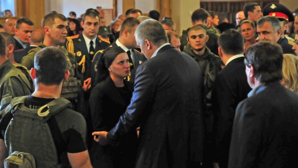 Вдова Александра Захарченко, Наталья с главой РК Сергеем Аксеновым Вдова Александра Захарченко, Наталья с главой РК Сергеем Аксеновым