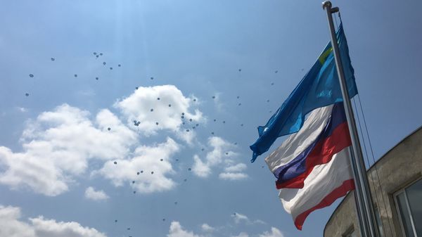 Крымскотатарский, российский и крымский флаги