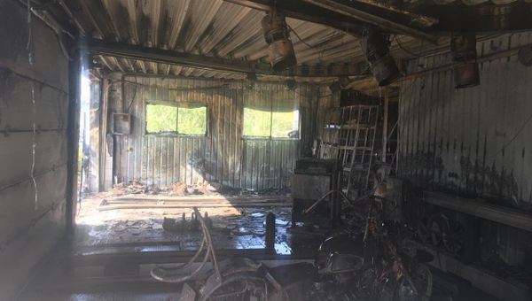 Последствия пожара в автосервисе на улице Хрусталева в Севастополе