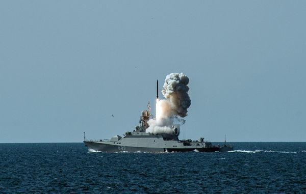 Пуск ракеты с корабля Вышний Волочек на учениях Черноморского флота и ЮВО в Крыму. Архивное фото