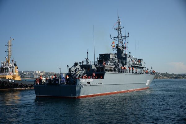 Новейший морской тральщик Иван Антонов прибыл к месту базирования в Севастополь