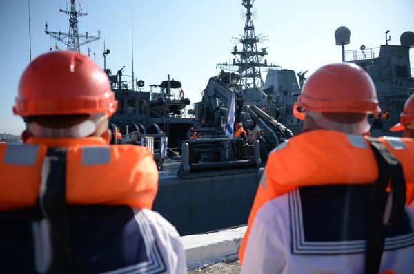 Новейший морской тральщик Иван Антонов прибыл к месту базирования в Севастополь