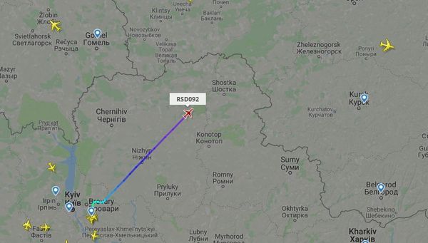 Самолет Ту-204-300А специального летного отряда Россия направляется в Россию