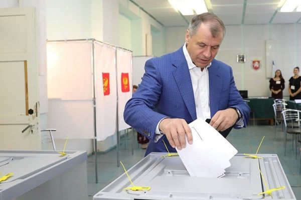 Владимир Константинов голосует на выборах-2019 в Крыму