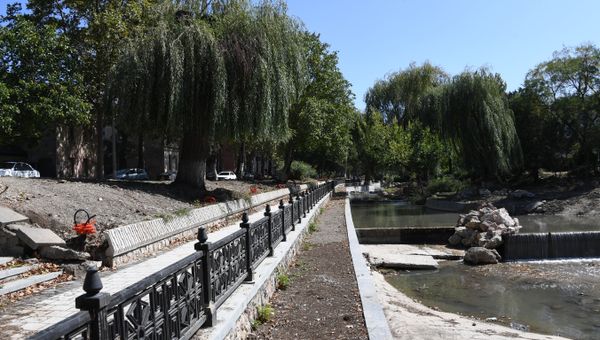 В Симферополе продолжается капитальный ремонт набережной Салгира